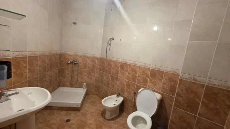 Tirane, jepet me qera apartament 2+1 Kati 2, 120 m² 500 € (Big Market perballe Kristal Center te Mbikalimi)