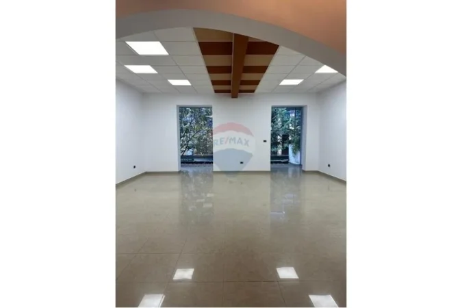 Tirane, jepet me qera zyre , 1.000 € (Bllok)