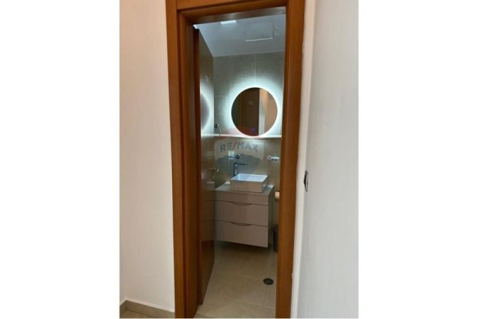 Tirane, jepet me qera zyre , 1.000 € (Bllok)