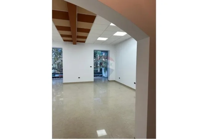 Tirane, jepet me qera zyre , 1.000 € (Bllok)