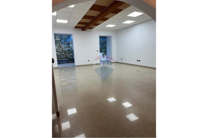 Tirane, jepet me qera zyre , 1.000 € (Bllok)