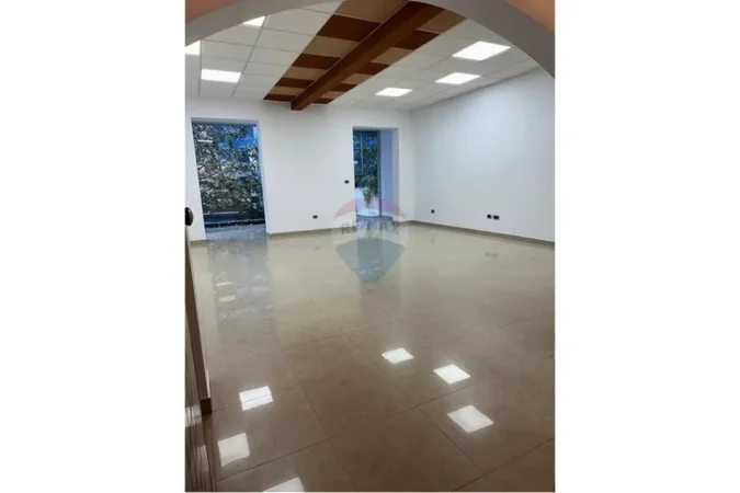 Tirane, jepet me qera zyre , 1.000 € (Bllok)