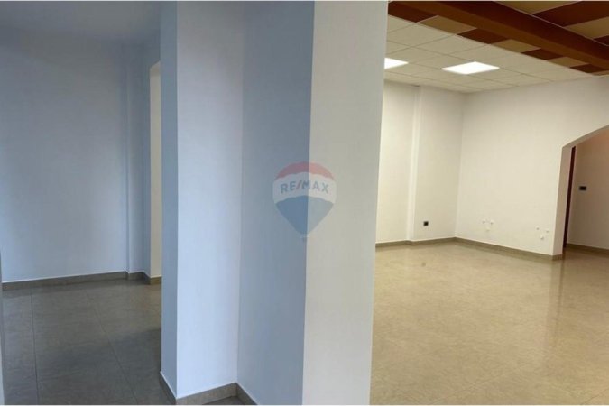 Tirane, jepet me qera zyre , 1.000 € (Bllok)