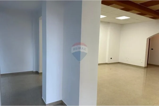 Tirane, jepet me qera zyre , 1.000 € (Bllok)