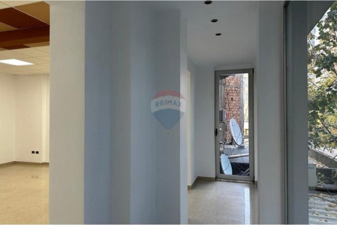 Tirane, jepet me qera zyre , 1.000 € (Bllok)