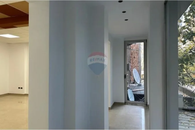 Tirane, jepet me qera zyre , 1.000 € (Bllok)