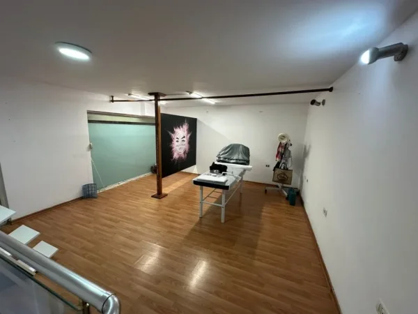 Tirane, jepet me qera apartament duplex Dublex Kati 0, 50 m² 600 € (Rruga Siri Kodra, prane Hotel Black Diamond)