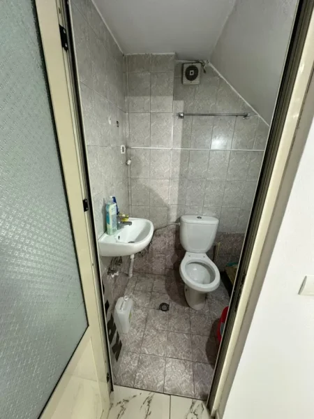 Tirane, jepet me qera apartament duplex Dublex Kati 0, 50 m² 600 € (Rruga Siri Kodra, prane Hotel Black Diamond)