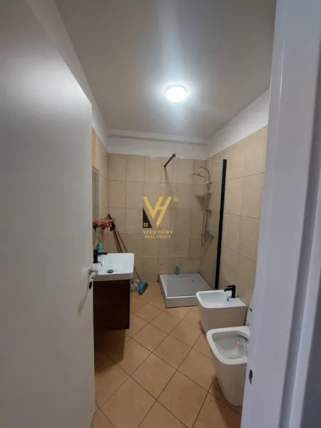 Tirane, jepet me qera zyre Kati 7, 100 m² 1.500 € (QENDER)