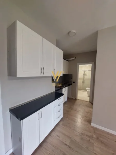 Tirane, jepet me qera zyre Kati 7, 100 m² 1.500 € (QENDER)