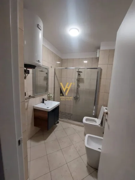 Tirane, jepet me qera zyre Kati 7, 100 m² 1.500 € (QENDER)