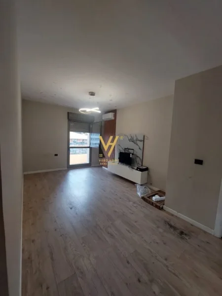 Tirane, jepet me qera zyre Kati 7, 100 m² 1.500 € (QENDER)