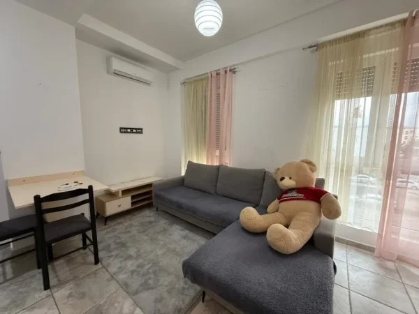 Tirane, jepet me qera apartament 1+1 Kati 3, 65 m² 520 € (Kompleksi Kontakt, 21 Dhjetori)
