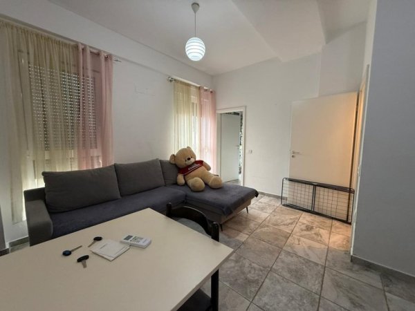 Tirane, jepet me qera apartament 1+1 Kati 3, 65 m² 520 € (Kompleksi Kontakt, 21 Dhjetori)
