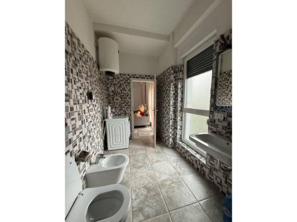 Tirane, jepet me qera apartament 1+1 Kati 3, 65 m² 520 € (Kompleksi Kontakt, 21 Dhjetori)