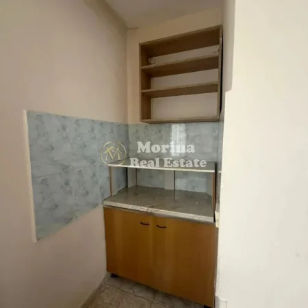 Tirane, jepet me qera apartament 1+1 Kati 3, 65 m² 400 € (Rruga Bardhyl)