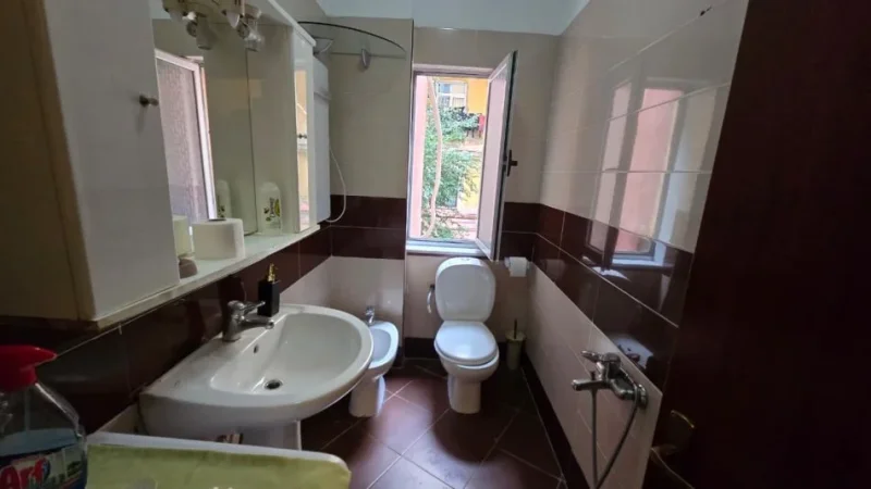 Tirane, jepet me qera apartament 2+1+Ballkon Kati 2, 100 m² 700 € 
