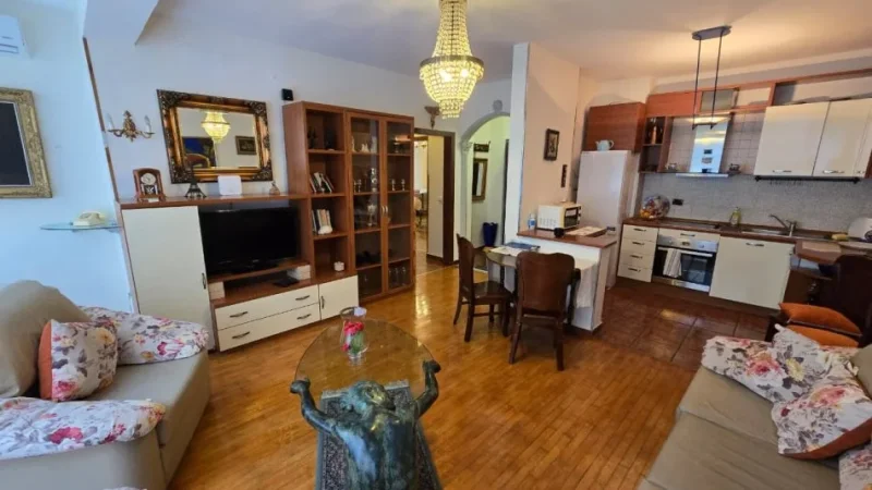 Tirane, jepet me qera apartament 2+1+Ballkon Kati 2, 100 m² 700 € 