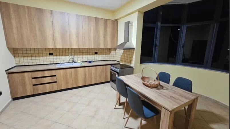 Shqiperi, jepet me qera apartament 3+1 Kati 3, 170 m² 900 € (Prane Vilave Gjermane)