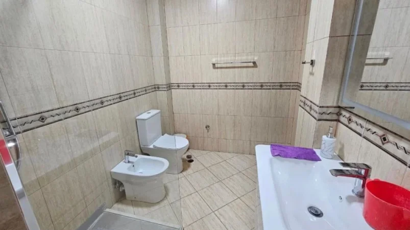 Shqiperi, jepet me qera apartament 3+1 Kati 3, 170 m² 900 € (Prane Vilave Gjermane)