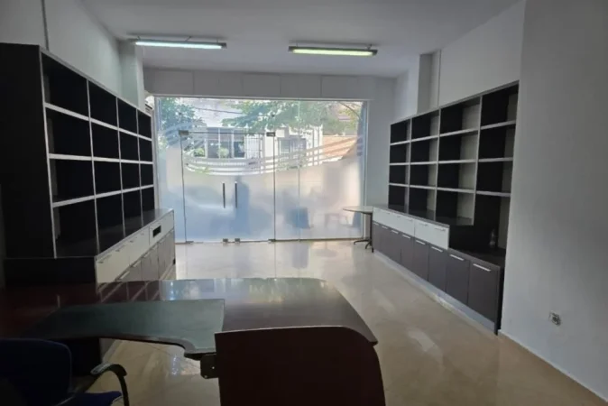 Tirane, jepet me qera Kati 0, 1 m² (Pazari Ri)