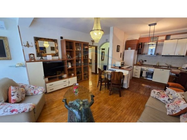 Tirane, jepet me qera apartament 2+1 Kati 2, 100 m² 700 € (Blloku)