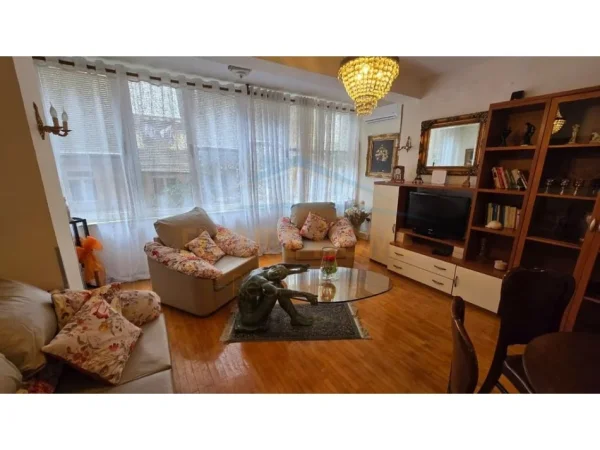 Tirane, jepet me qera apartament 2+1 Kati 2, 100 m² 700 € (Blloku)