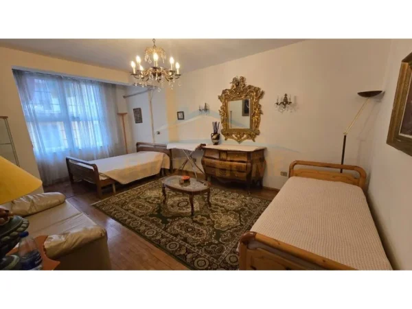 Tirane, jepet me qera apartament 2+1 Kati 2, 100 m² 700 € (Blloku)