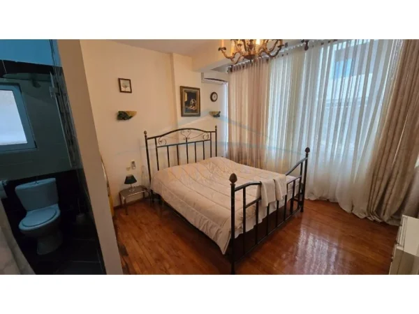 Tirane, jepet me qera apartament 2+1 Kati 2, 100 m² 700 € (Blloku)