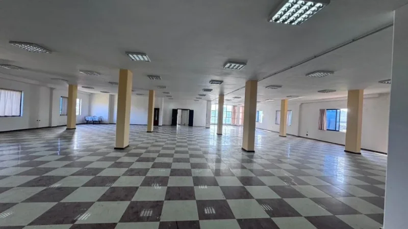 Tirane, jepet me qera ambjent biznesi Kati 3, 1.250 m² (KOMBINAT)