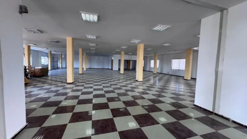 Tirane, jepet me qera ambjent biznesi Kati 3, 1.250 m² (KOMBINAT)