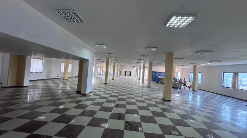 Tirane, jepet me qera ambjent biznesi Kati 3, 1.250 m² (KOMBINAT)