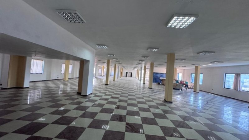 Tirane, jepet me qera ambjent biznesi Kati 3, 1.250 m² (KOMBINAT)