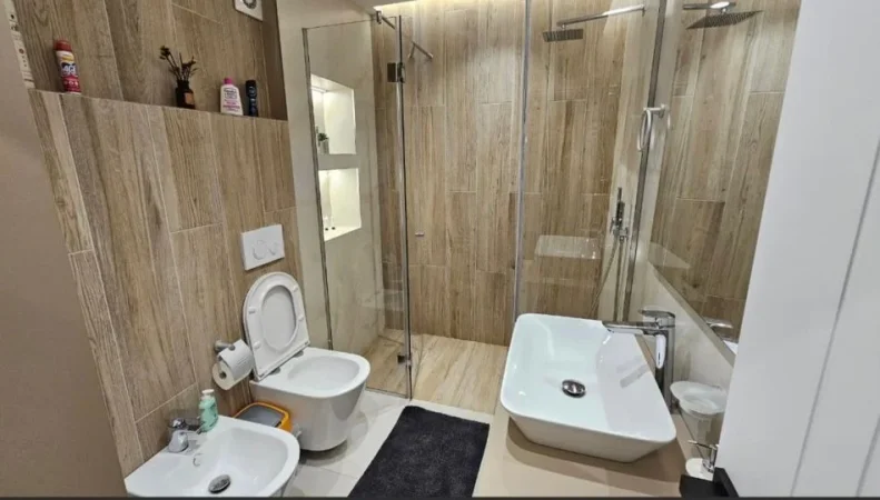 Tirane, jepet me qera apartament duplex 2+1 Kati 2, 104 m² 1.400 € (Qender)