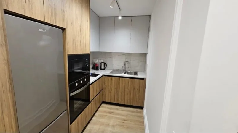 Tirane, jepet me qera apartament duplex 2+1 Kati 2, 104 m² 1.400 € (Qender)