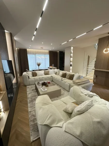 Tirane, jepet me qera Vile 4+1+Aneks+Ballkon Kati 1, 250 m² 3.800 € (Rose Residence Farke)