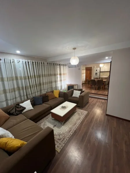 Tirane, jepet me qera apartament 2+1 Kati 5, 120 m² 600 € (Mozaiku i Tiranes ,21 Dhjetori)