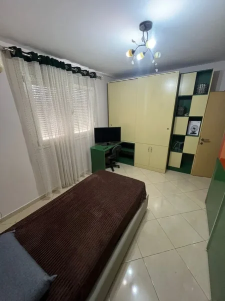 Tirane, jepet me qera apartament 2+1 Kati 5, 120 m² 600 € (Mozaiku i Tiranes ,21 Dhjetori)