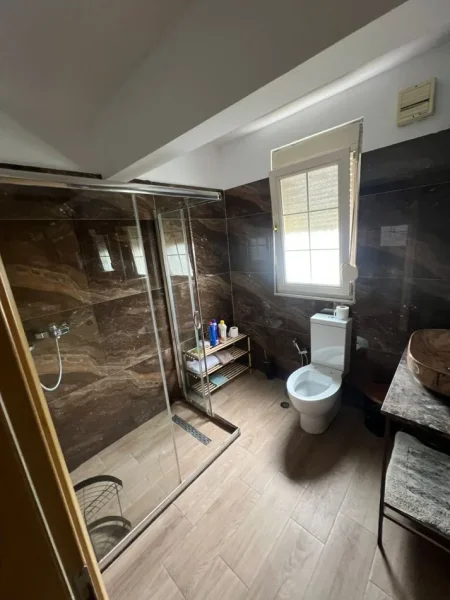 Tirane, jepet me qera apartament 2+1 Kati 5, 120 m² 600 € (Mozaiku i Tiranes ,21 Dhjetori)