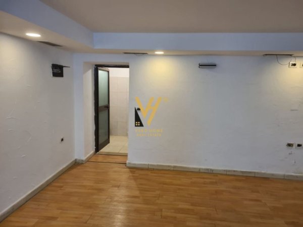 Tirane, jepet me qera dyqan Kati 0, 50 m² 400 € (BLLOK)