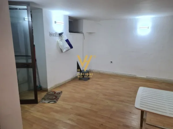 Tirane, jepet me qera dyqan Kati 0, 50 m² 400 € (BLLOK)