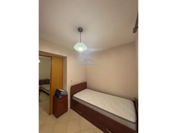 Tirane, jepet me qera apartament 2+1 Kati 3, 80 m² 700 € (Rruga e Durrsit)