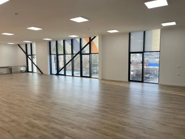 Tirane, jepet me qera zyre Kati 1, 200 m² 1.150 € (KASHAR)