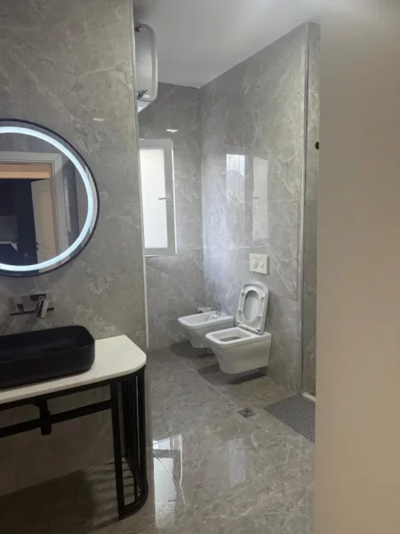 Tirane, jepet me qera apartament 2+1+Ballkon , 120 m² 700 € (Natyra e Qetë)