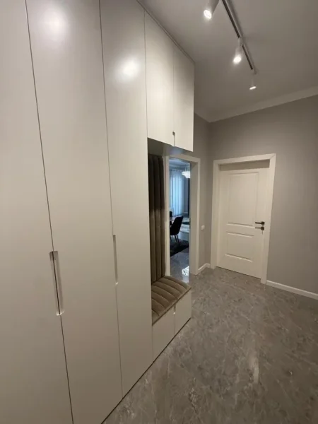 Tirane, jepet me qera apartament 2+1+Ballkon , 120 m² 700 € (Natyra e Qetë)