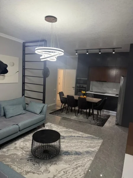 Tirane, jepet me qera apartament 2+1+Ballkon , 120 m² 700 € (Natyra e Qetë)