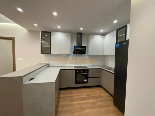 Tirane, jepet me qera apartament 2+1+2 Kati 9, 96 m² 850 € (FARMACIA 10 , Rruga e Dibres)