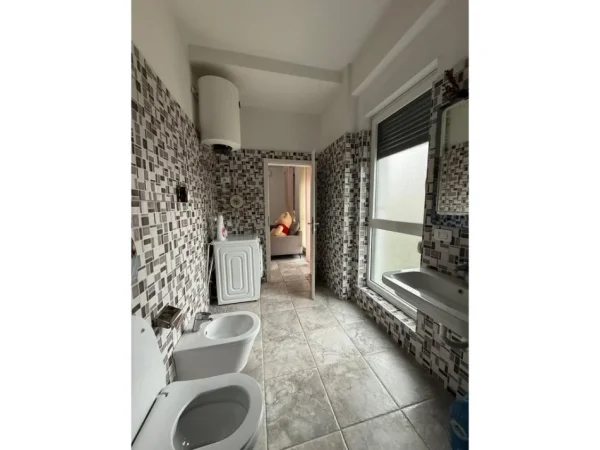 Tirane, jepet me qera apartament 1+1 Kati 3, 65 m² 520 € (21 Dhjetori , Kompleksi Kontakt)