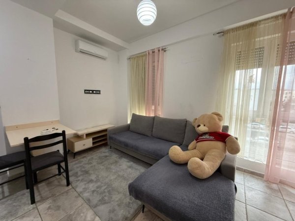 Tirane, jepet me qera apartament 1+1 Kati 3, 65 m² 520 € (21 Dhjetori , Kompleksi Kontakt)