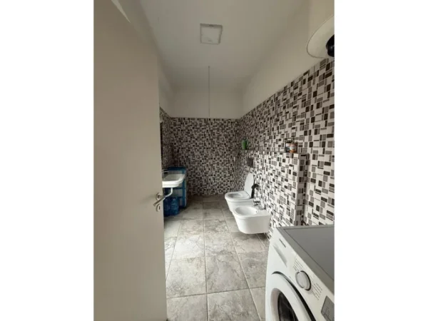 Tirane, jepet me qera apartament 1+1 Kati 3, 65 m² 520 € (21 Dhjetori , Kompleksi Kontakt)